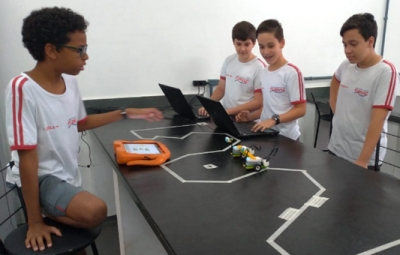 Competição de robótica na Escola FUNVIC