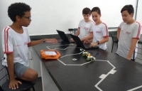 Competição de robótica na Escola FUNVIC