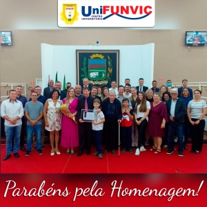 Professor Luís Otávio Palhari recebe uma homenagem na Câmara Municipal de Pindamonhangaba.